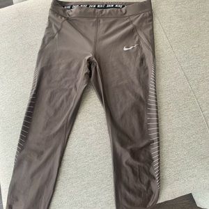 NIKE Women’s ankle length leggings